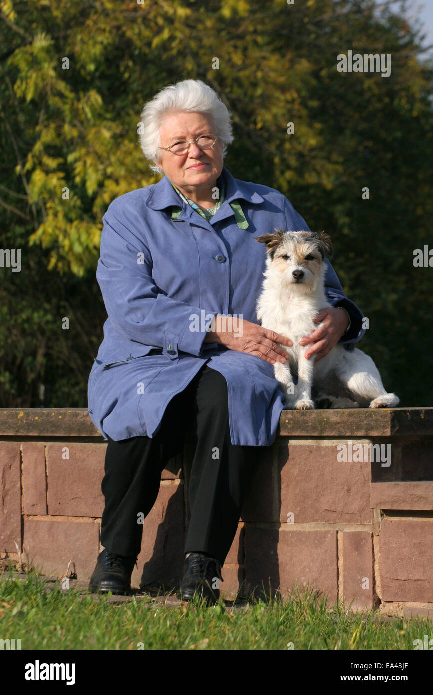 Donna e Parson Russell Terrier Foto Stock