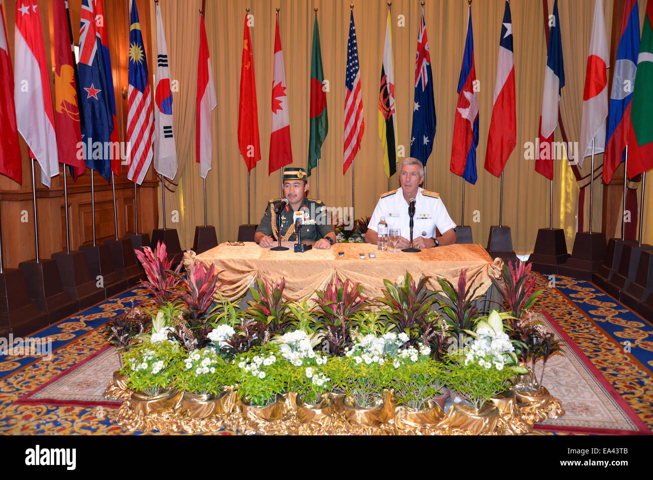 (141106) -- Bandar Seri Begawan, nov. 6 (Xinhua) -- Il Maggiore Generale Dato Paduka Seri Mohd Tawih bin Abdullah (L), comandante della Royal Brunei Forze Armate, e Admiral Samuel Locklear, comandante dell'U.S. Pacifico Comando, cochair una conferenza stampa congiunta dopo Capi di Stato Maggiore della Difesa delle forze conferenza (CHOD) 2014 in Bandar Seri Begawan, Brunei, nov. 6, 2014. Quattro giorni di CHOD 2014 concluso qui Giovedì, evidenziando l'importanza della cooperazione nella lotta per la pace e la prosperità, soprattutto con la presenza di le minacce non tradizionali. (Xinhua/Zheng Jie)(bxq) Foto Stock