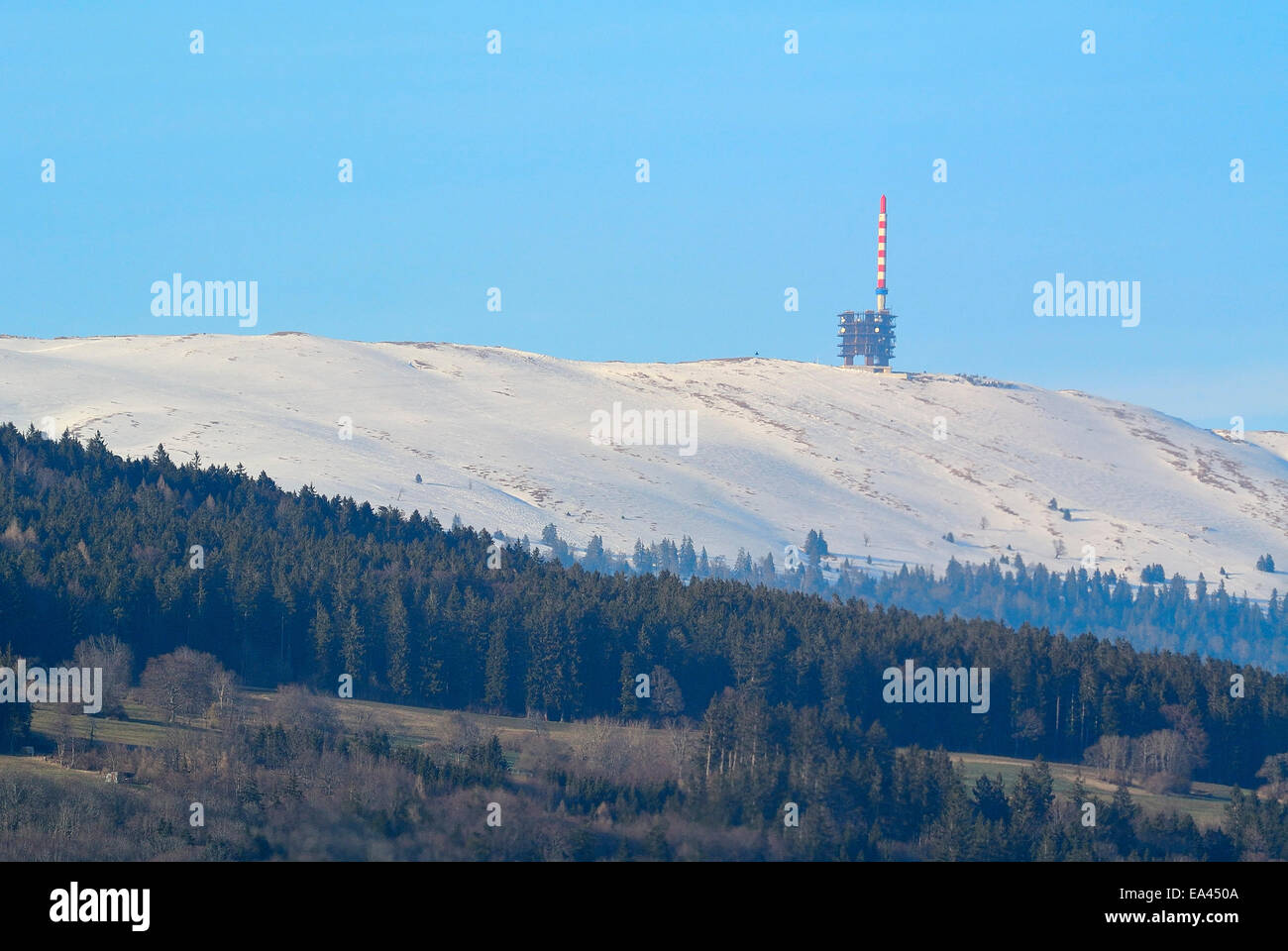 Coperte di neve vertice del Chasseral ridge e torre di telecomunicazioni a Neuchâtel, Svizzera. Foto Stock