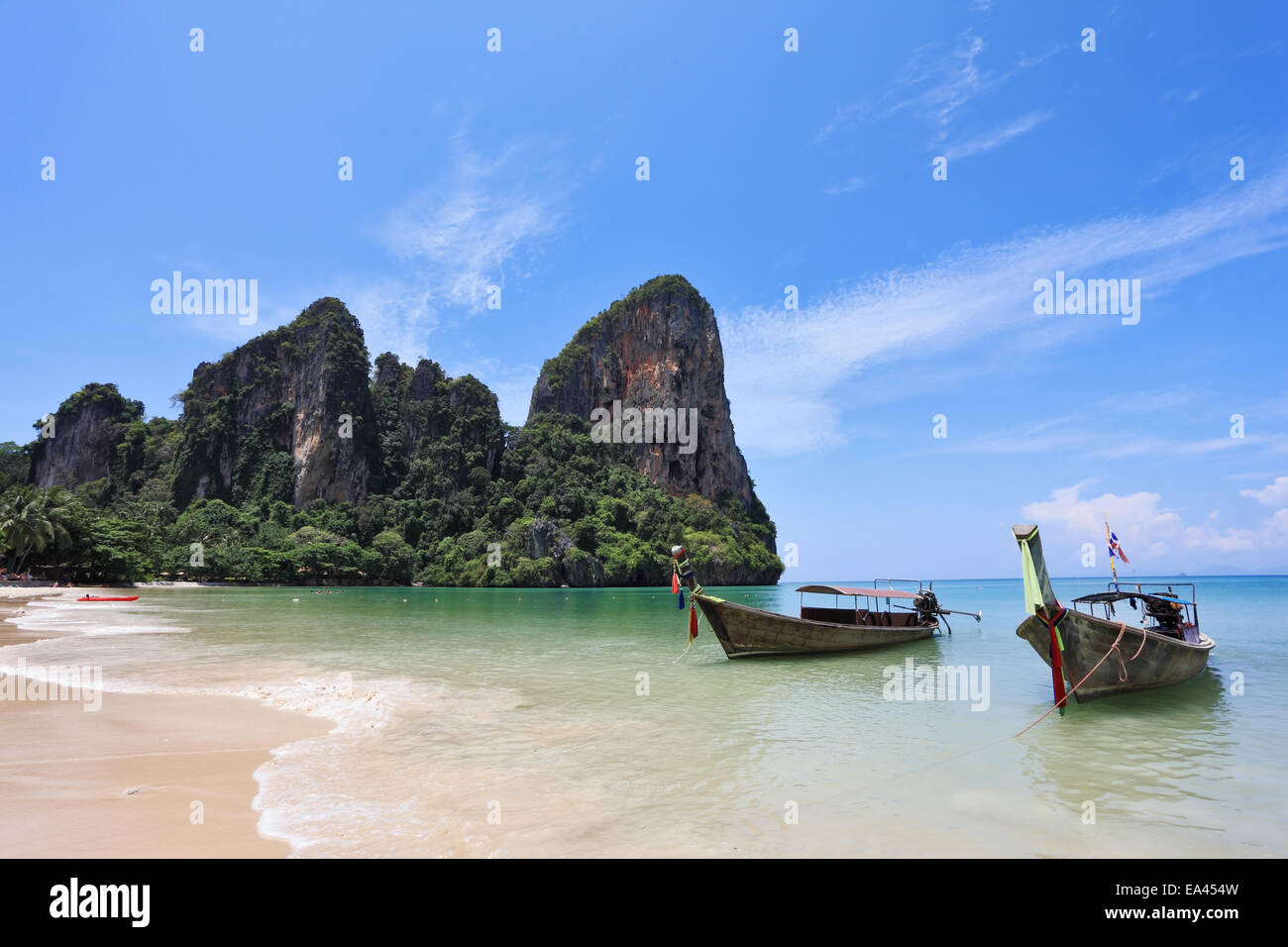 Due barca Longtail su una spiaggia in Thailandia Foto Stock