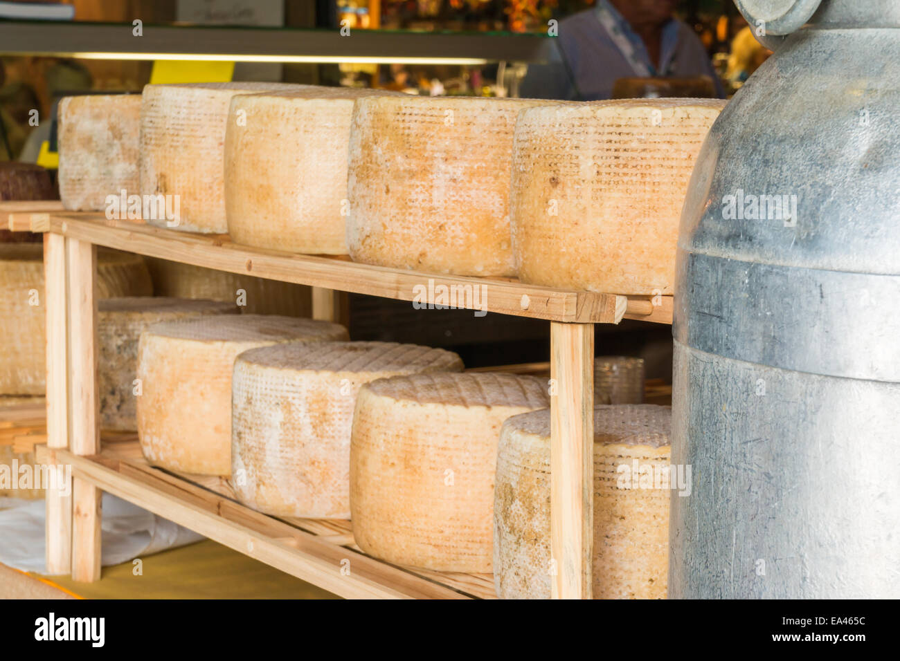 Serie di forme rotonde di formaggio stagionato per la vendita nel mercato locale Foto Stock