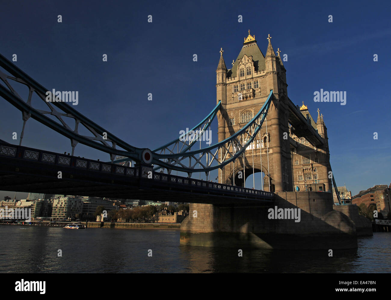 Il Tower Bridge di Londra in una giornata di sole Foto Stock