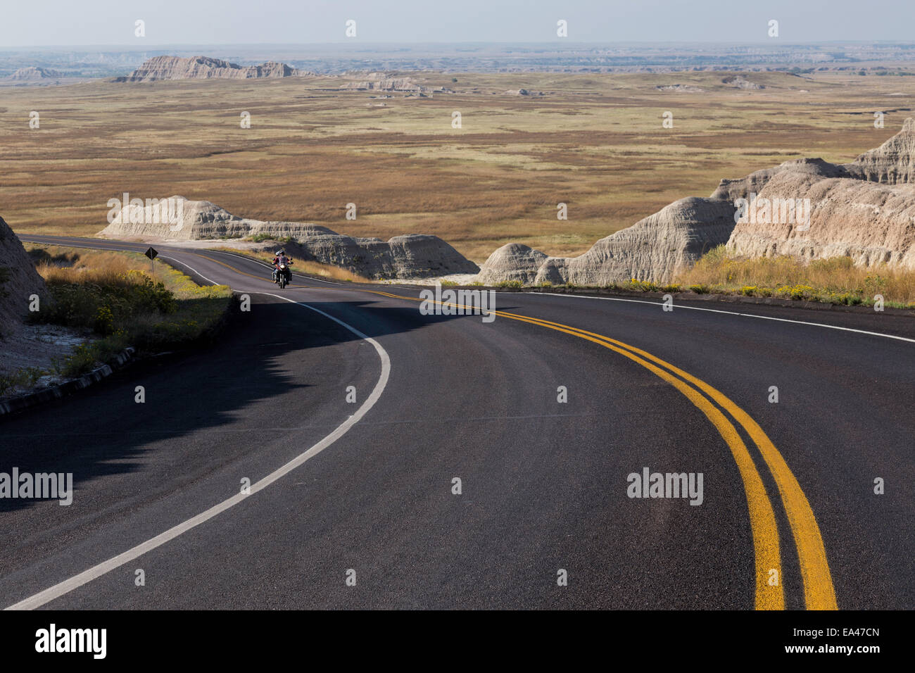Matura in sella moto nel Parco nazionale Badlands, Dakota del Sud, STATI UNITI D'AMERICA Foto Stock