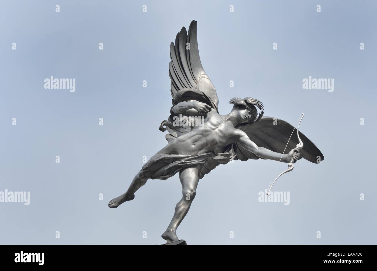 Statua di Eros con cielo blu Foto Stock