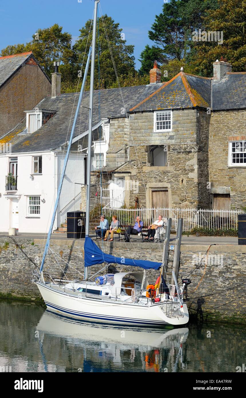 Una barca ormeggiata in porto Padstow Cornwall Inghilterra REGNO UNITO Foto Stock