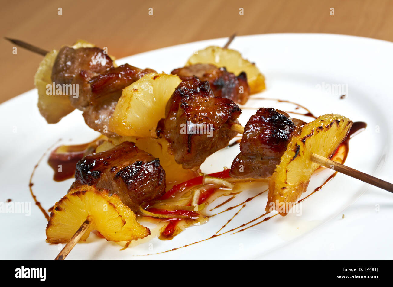 Lo shashlik (shish kebab) .la carne di maiale e ananas Foto Stock