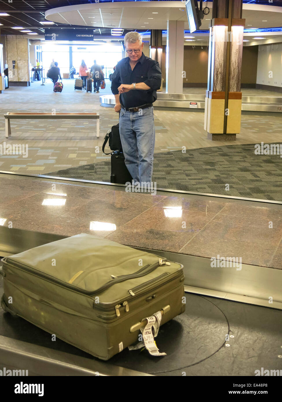 In attesa di viaggiatori per perso valigia all'Aeroporto Area Reclamo Bagagli, STATI UNITI D'AMERICA Foto Stock