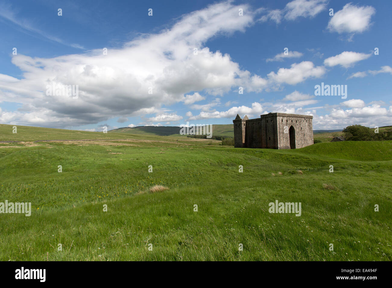 Hermitage Castello, Scozia. Vista pittoresca del storiche rovine del castello di Hermitage occidentali e facciate del nord. Foto Stock