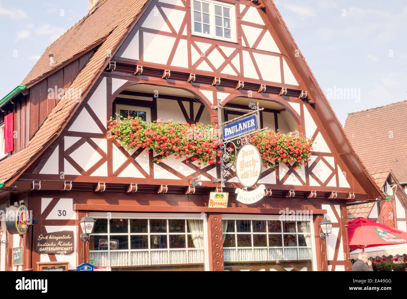 Bella città turistica in Germania;s Foresta Nera; Sasbachwalden con le tradizionali case di legno e fiori e Fachwerkhauser; Foto Stock