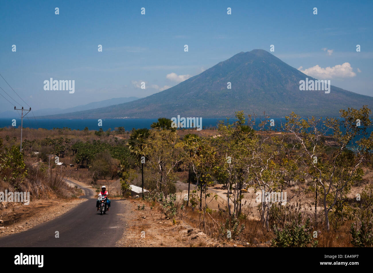 Ile (Monte) Boleng nell'isola di Adonara e Boleng Strait sono visti da una strada vicino alla collina di Waijarang nell'isola di Lembata, Nusa Tenggara orientale, Indonesia. Foto Stock