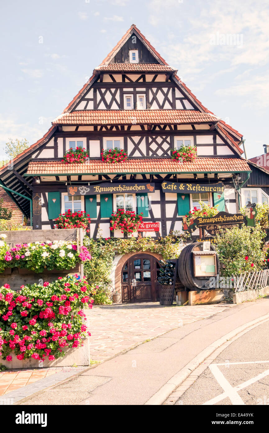 Bella città turistica in Germania;s Foresta Nera; Sasbachwalden con le tradizionali case di legno e fiori e Fachwerkhauser; Foto Stock