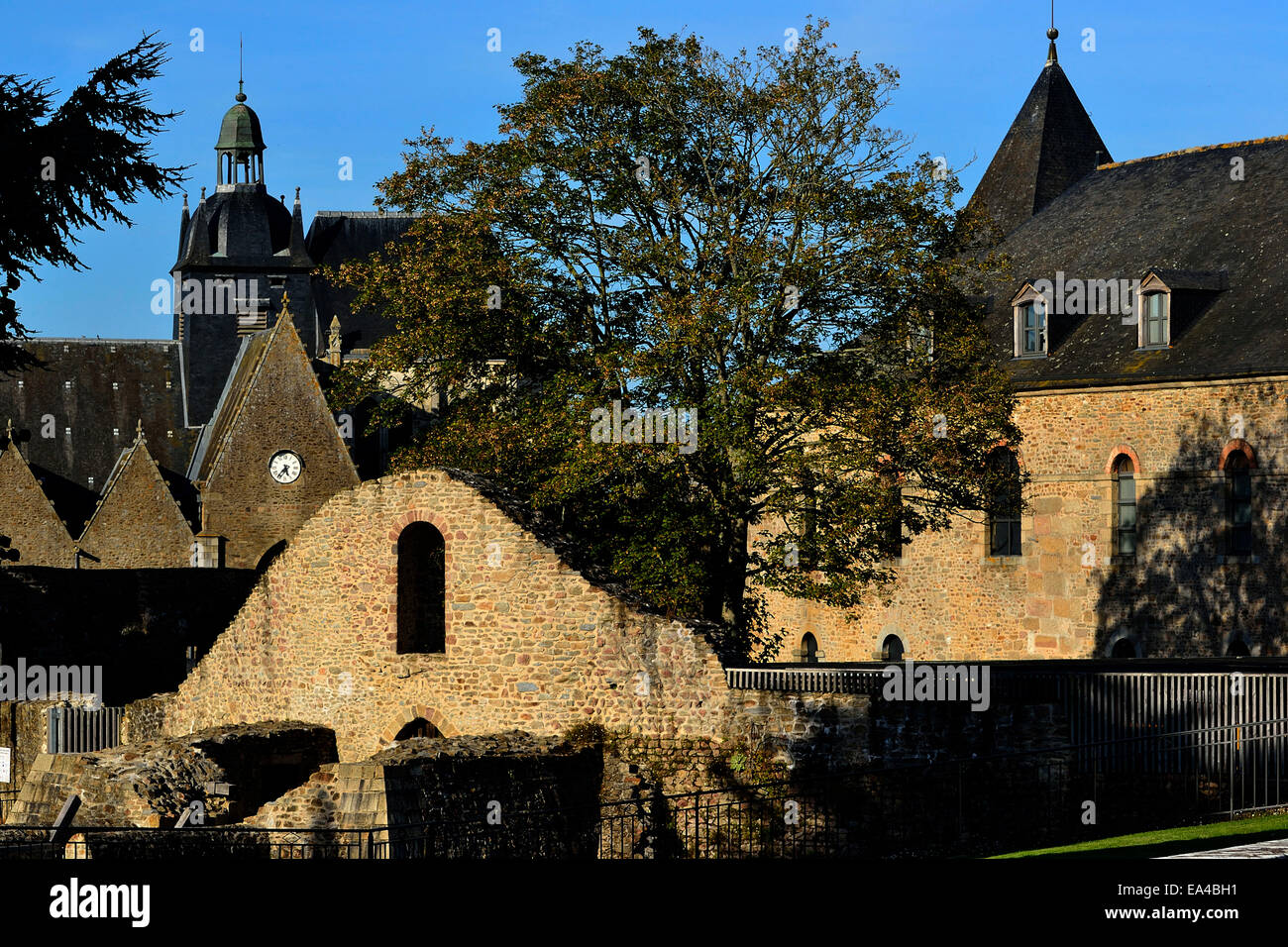 Mayenne città : basilica di "Notre Dame" e castello, periodo carolingio : 8-10th, ricostruita all'XI (Francia). Foto Stock
