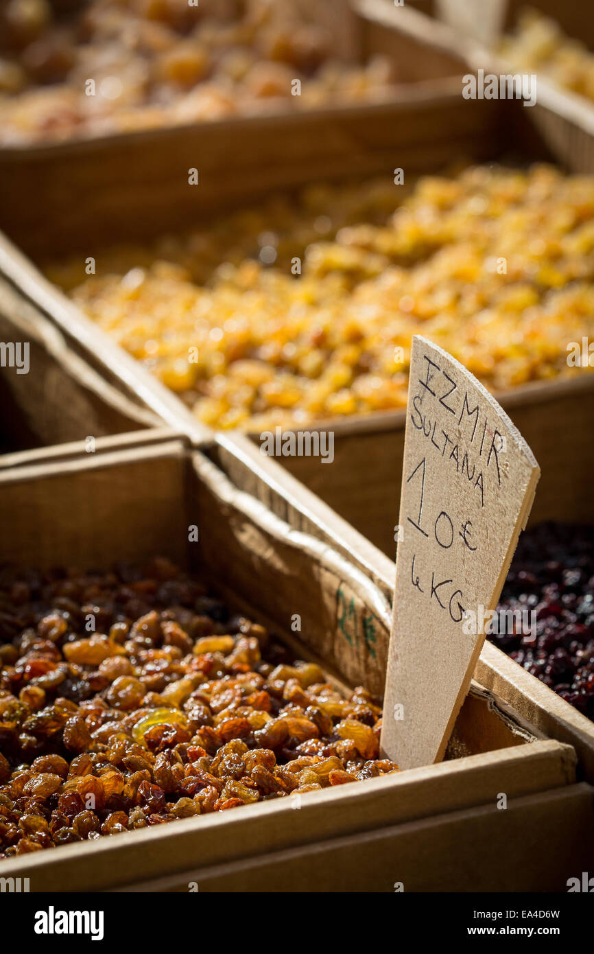 I diversi tipi di uva passa in vendita presso il locale mercato organico in Francia, in Europa. Foto Stock