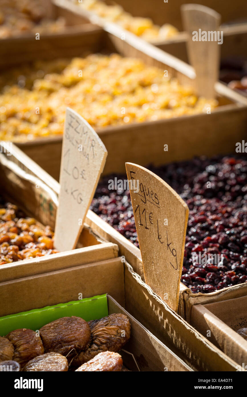 Frutta secca in vendita presso il locale mercato organico in Francia, in Europa. Foto Stock