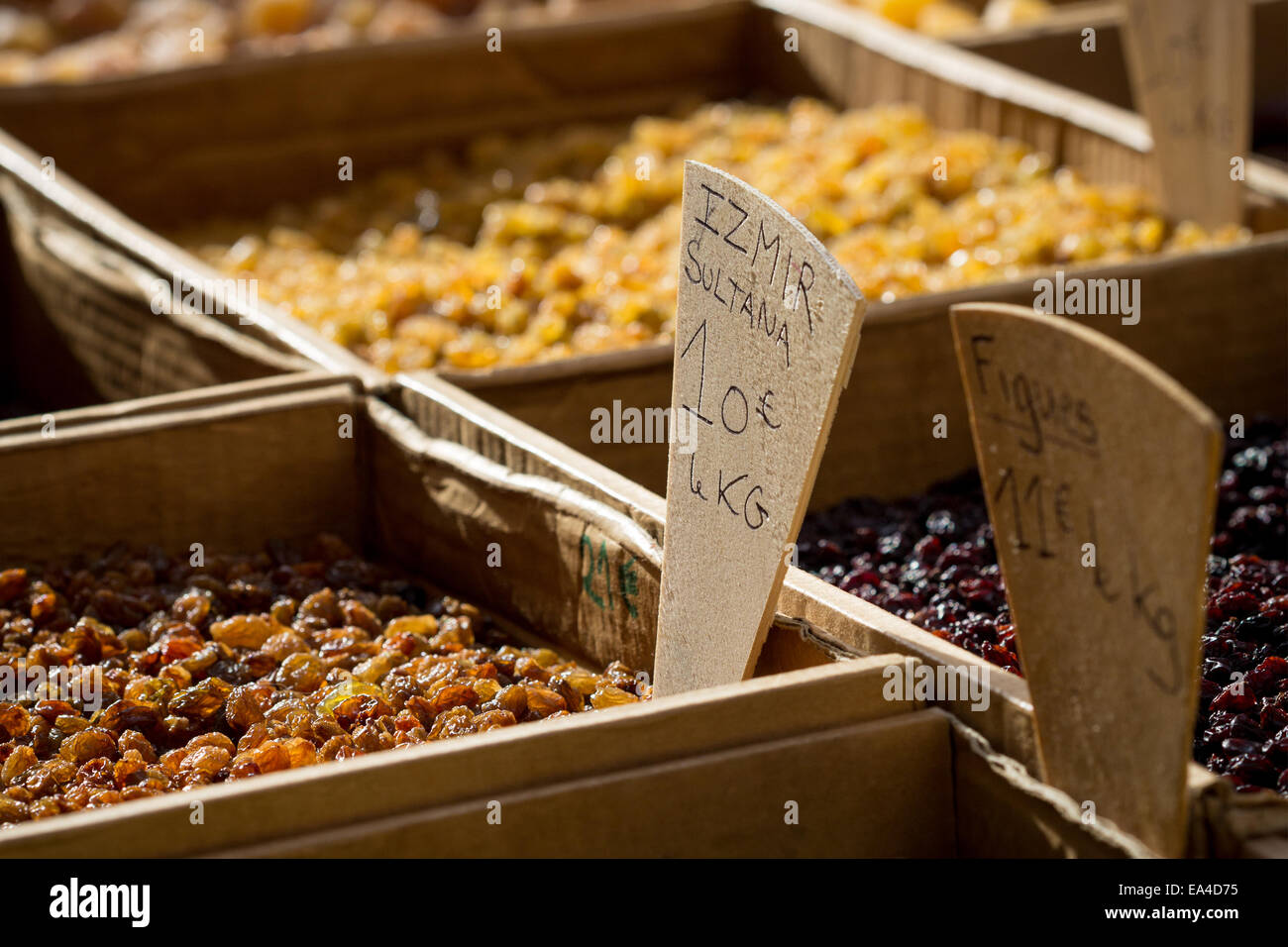 L'uvetta in vendita presso il locale mercato organico in Francia, in Europa. Foto Stock