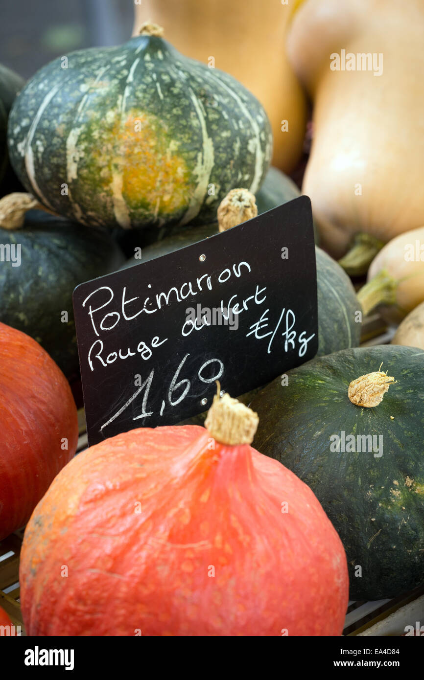 Diversi tipi di zucca su un locale biologico sul mercato francese. Foto Stock