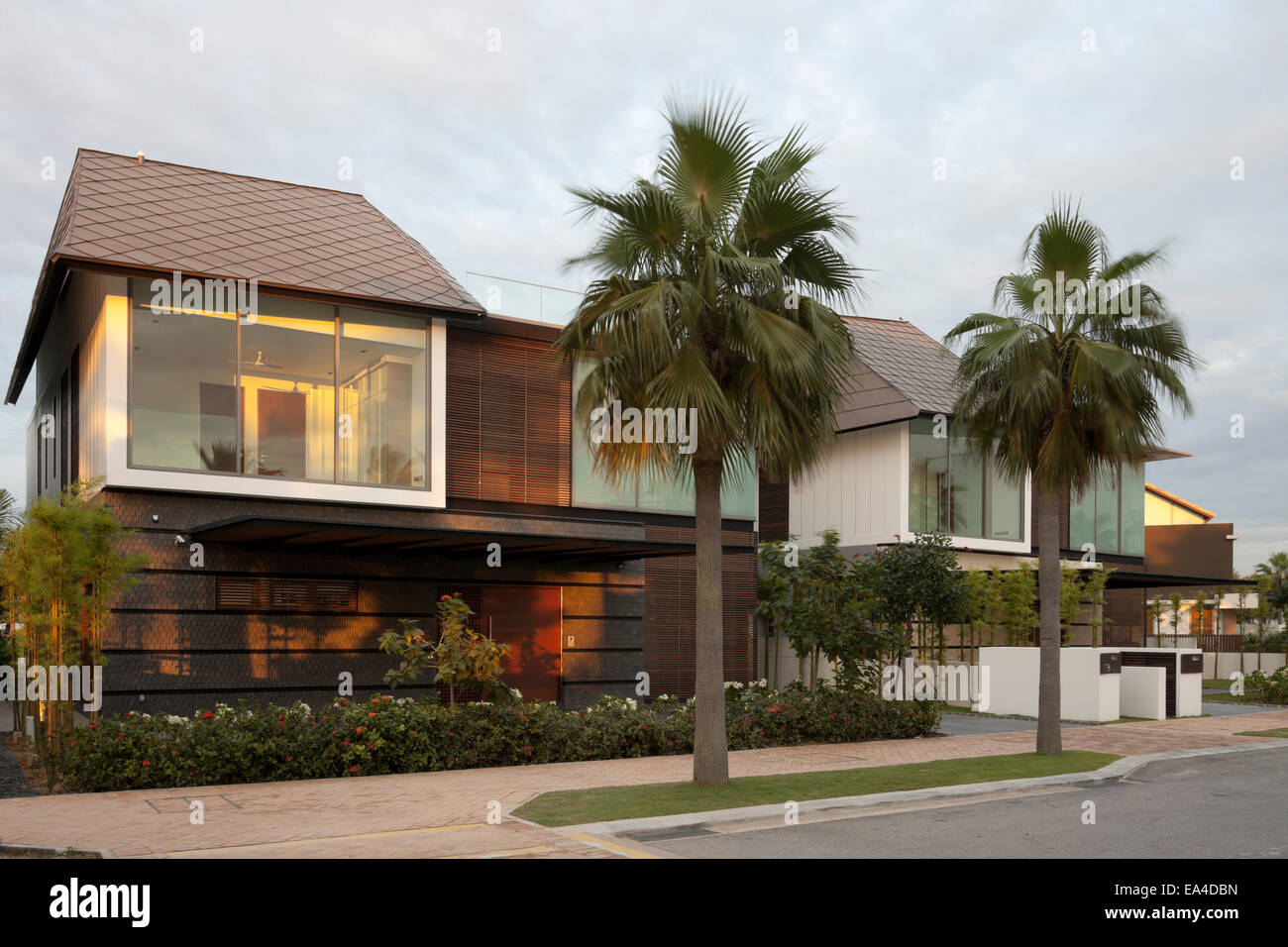 Residenziale moderno esterno con alberi di palma, l'Isola di Sentosa, Singapore, Asia. Foto Stock