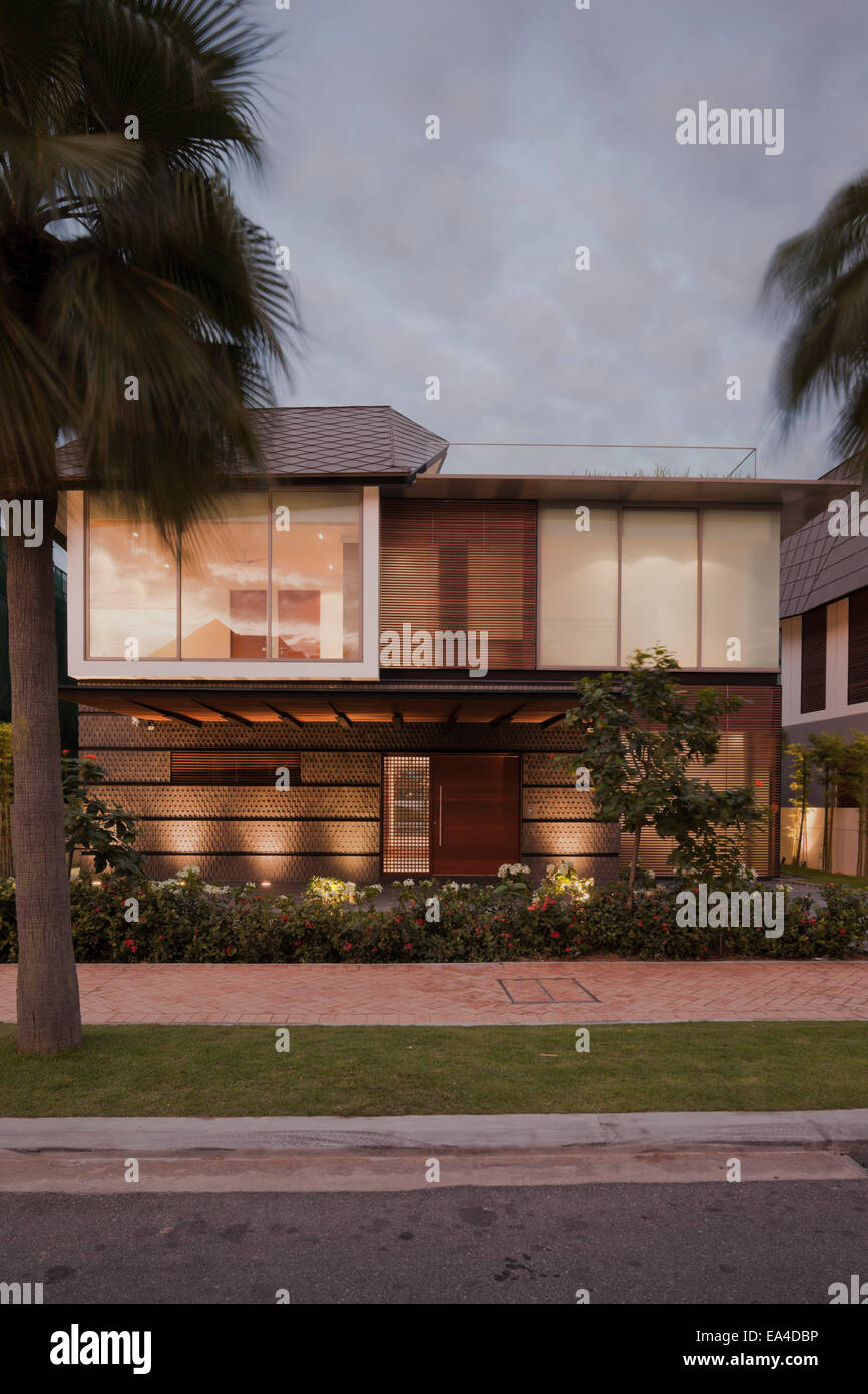 Residenziale moderno esterno con alberi di palma, l'Isola di Sentosa, Singapore, Asia. Foto Stock