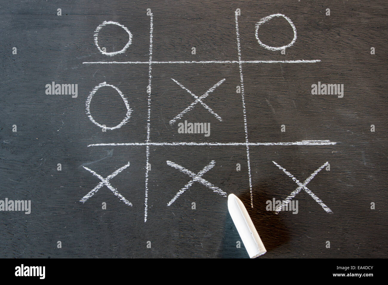 Una partita di tris/tic-tac-toe childrens gioco giocato su una lavagna a fogli mobili o lavagna Foto Stock