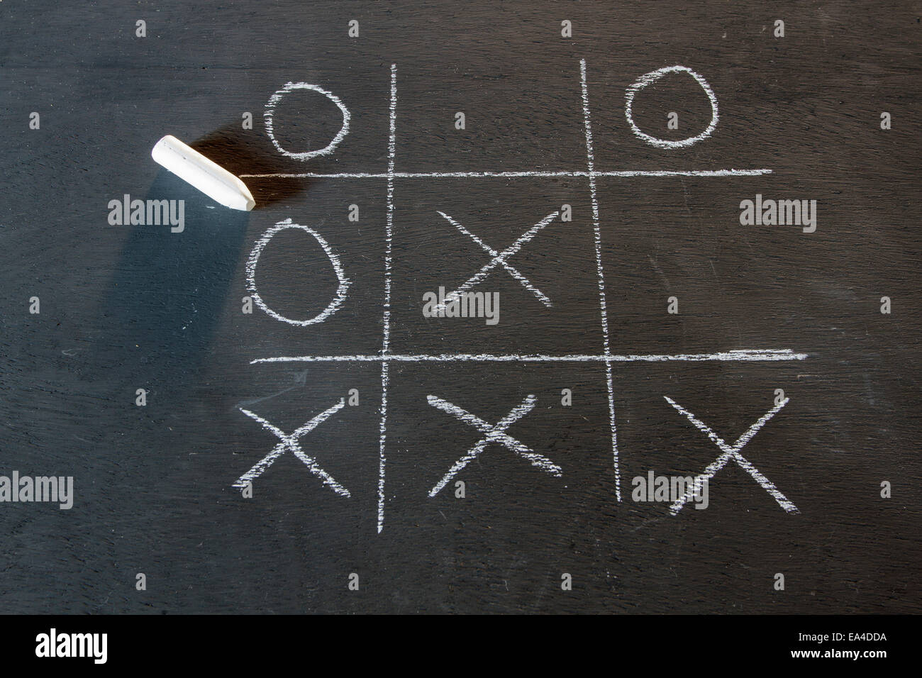 Una partita di tris/tic-tac-toe childrens gioco giocato su una lavagna a fogli mobili o lavagna Foto Stock