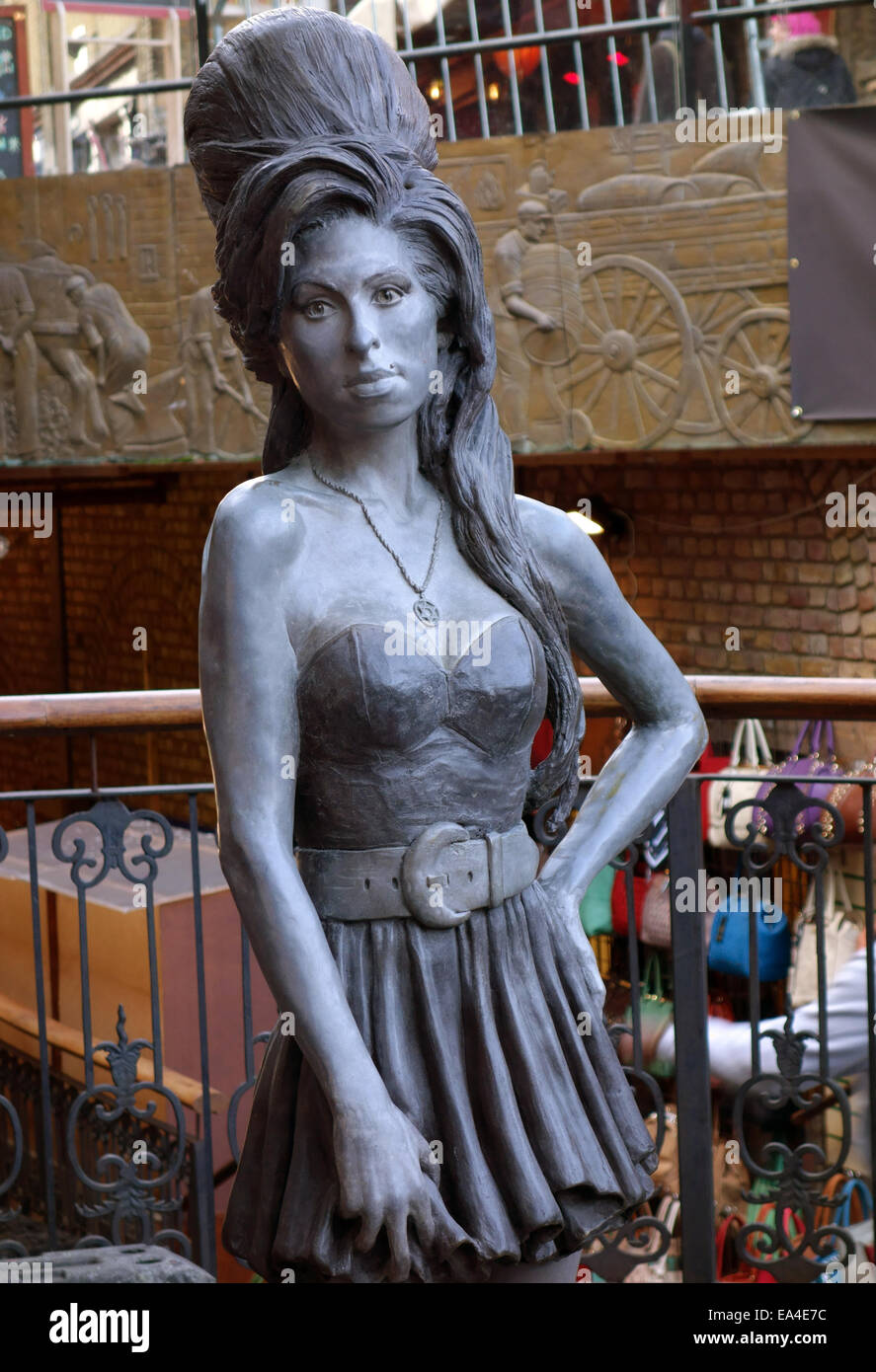 Statua di Amy Winehouse in stalle di Camden Market, Londra da Scott Eaton Foto Stock