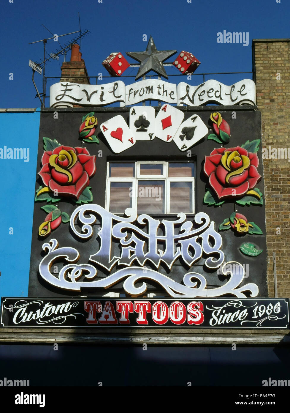 Il male dall'ago salotto tattoo, Camden Town, Londra Foto Stock