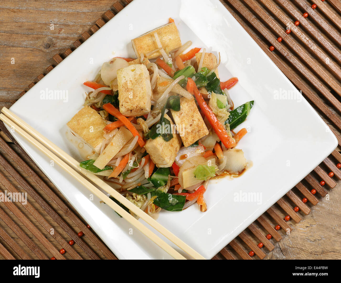 Agitare cinese di verdure fritte con tofu Foto Stock