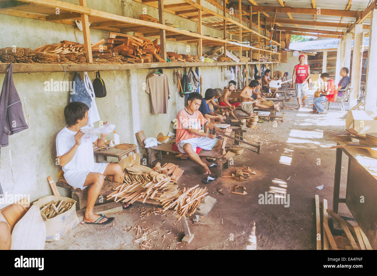 Alegre Guitar Factory, fatto a mano la chitarra nella factory di Lapu Lapu città delle Filippine. Foto Stock