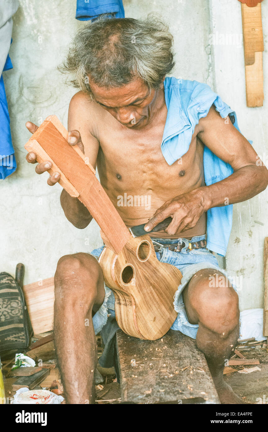 Alegre Guitar Factory, fatto a mano la chitarra nella factory di Lapu Lapu città delle Filippine. Foto Stock