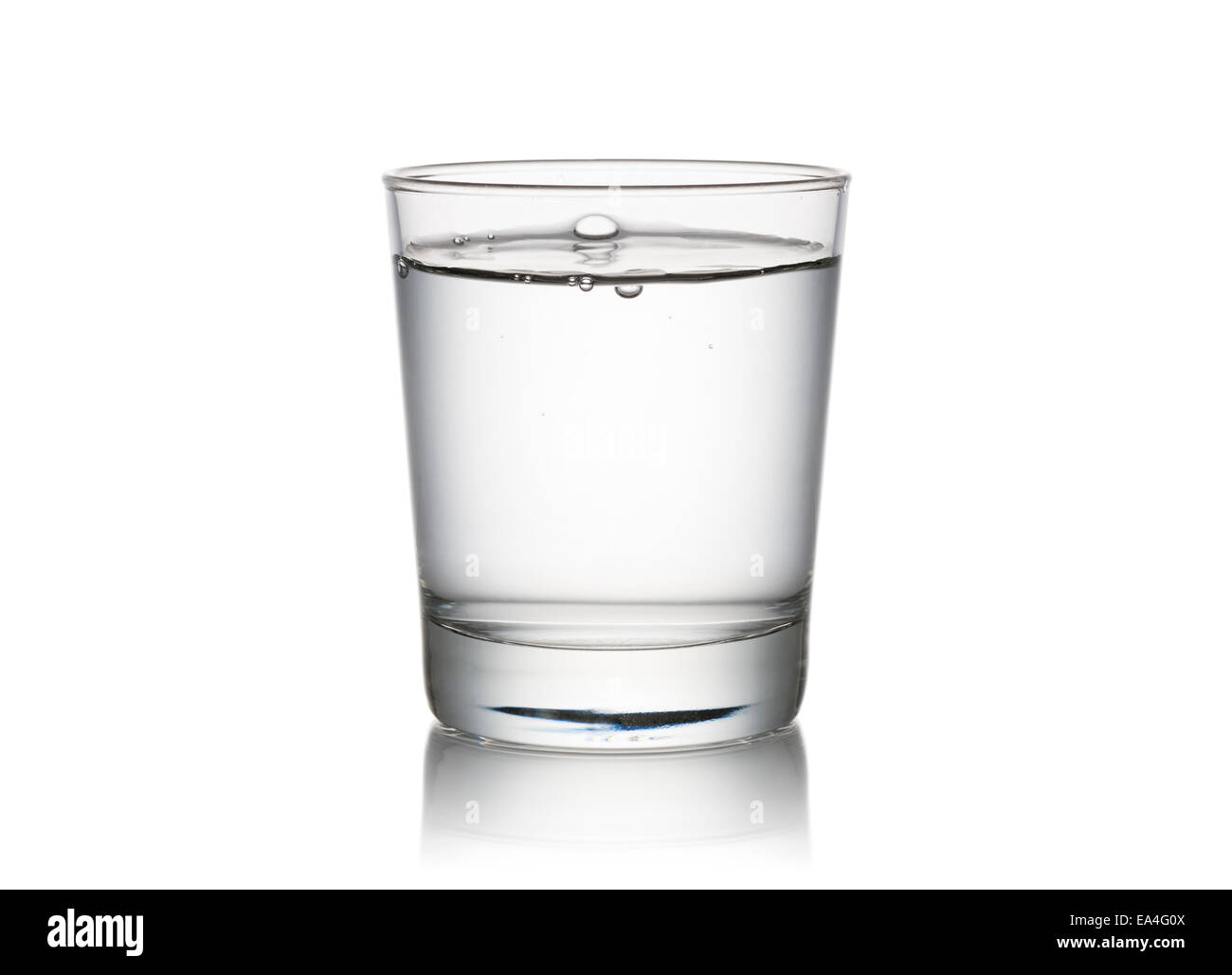 Bicchiere pieno di acqua fresca, su sfondo bianco Foto Stock