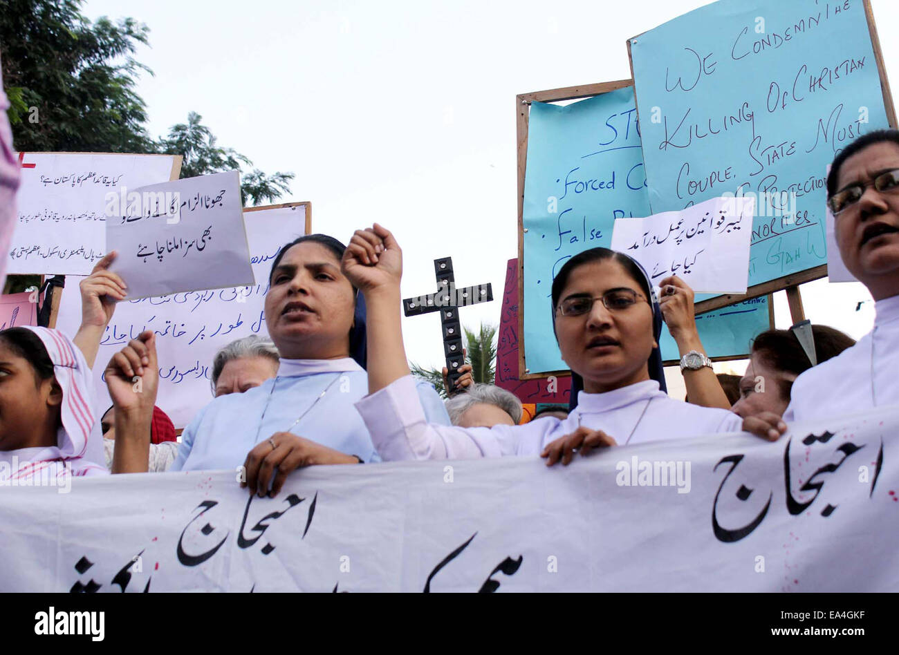 I membri della comunità cristiana chant slogan contro l uccisione di una giovane cristiana, che furono bruciati vivi per blasfemia in Kot Radha Kishan, durante la manifestazione di protesta a Karachi press club giovedì 06 novembre, 2014. Foto Stock