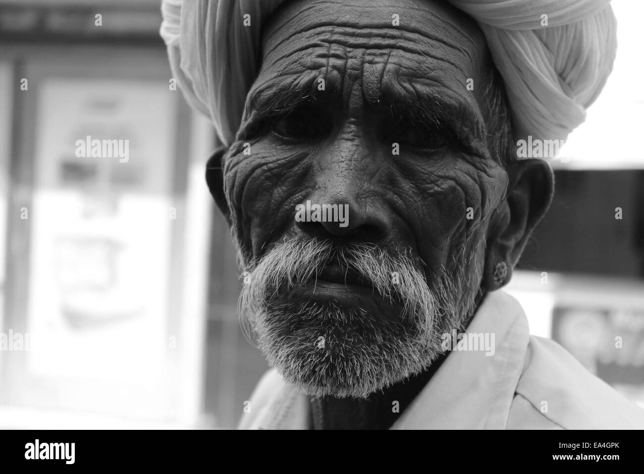 Il vecchio uomo, abitante, baffi, in bianco e nero maschio in Pushkar, Rajasthan, India. Foto Stock