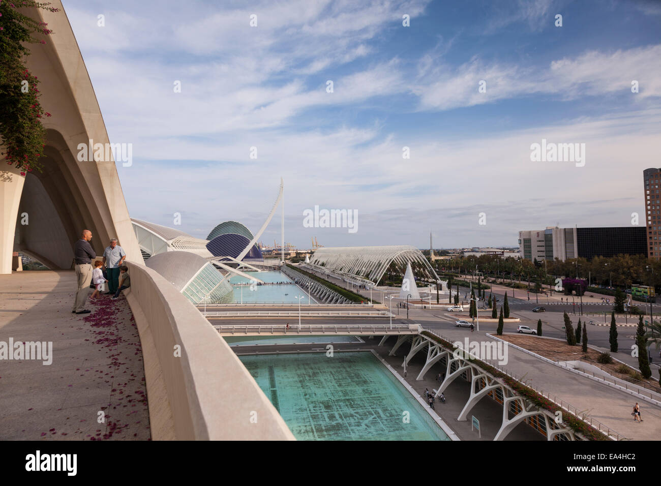 Vista sull'hemisferic al pont de grau nella Città delle arti e delle Scienze di Valencia, Spagna. Foto Stock