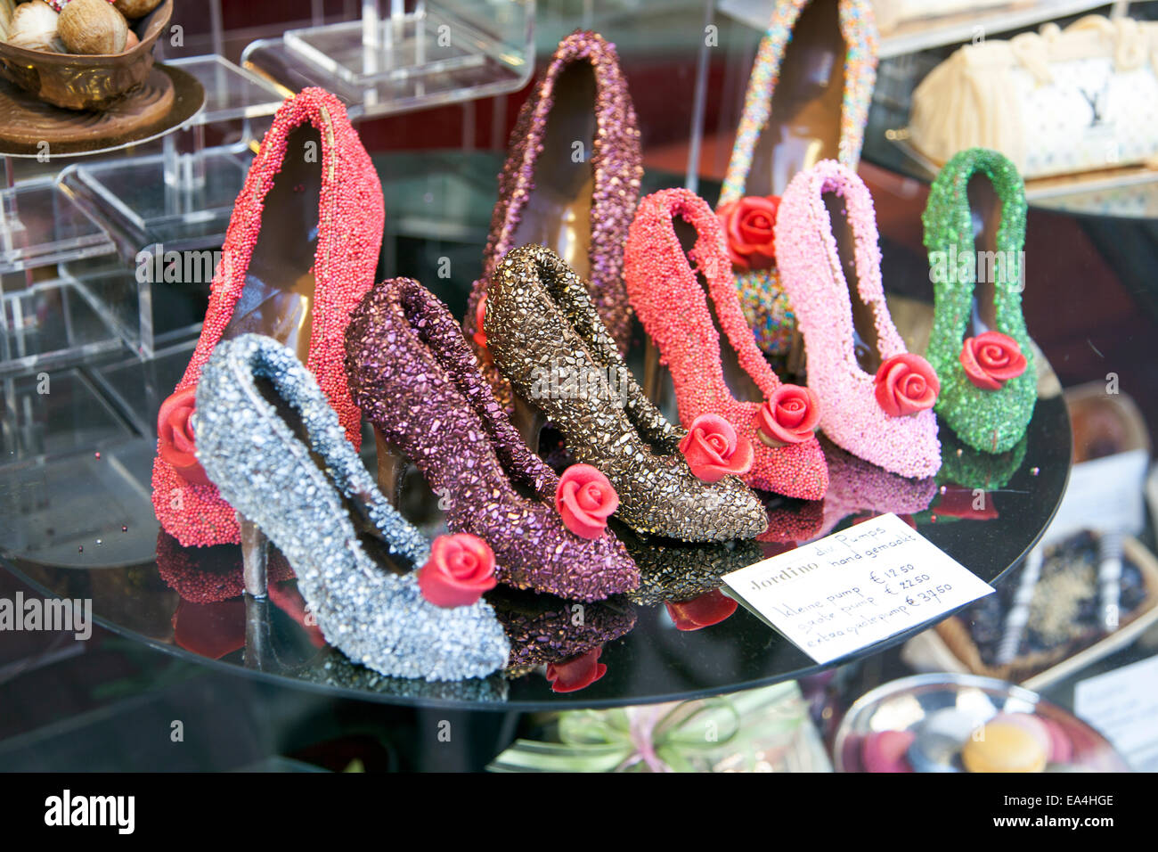 Tacco alto scarpe fatti di cioccolato presso un negozio specializzato in Amsterdam, Olanda Foto Stock