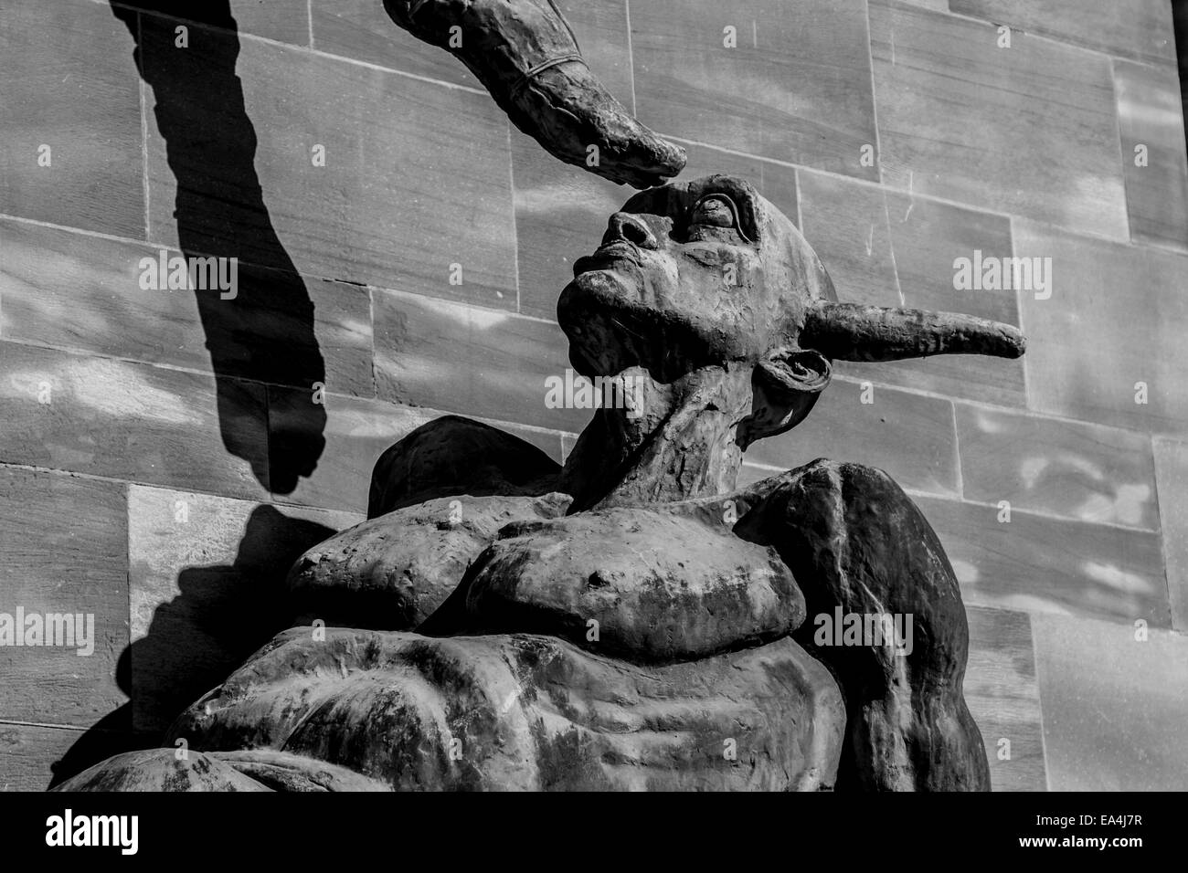 Statua di San Michele Soggiogare il diavolo da Sir Jacob Epstein sulla parete della cattedrale di Coventry Gran Bretagna Foto Stock
