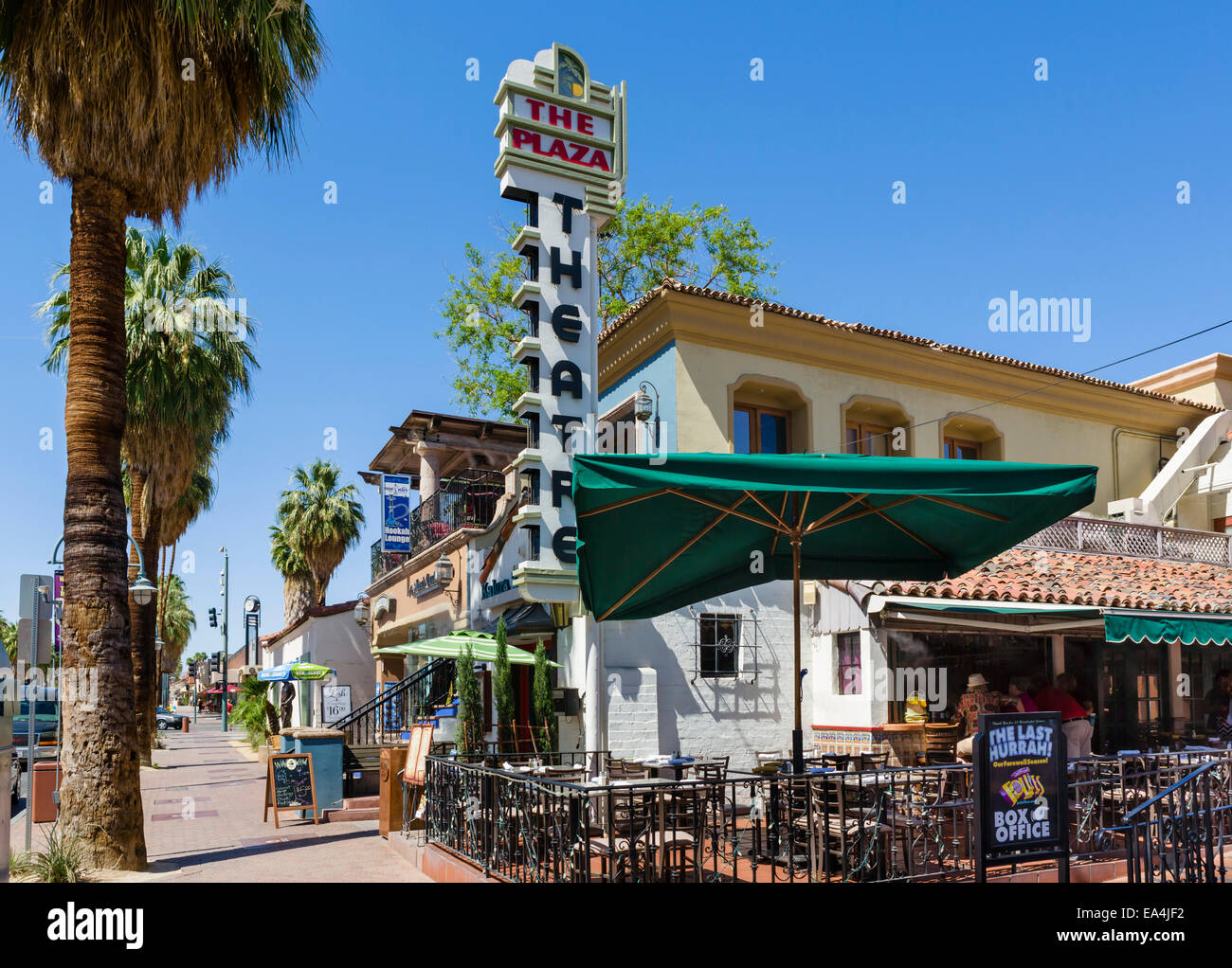 Negozi e ristoranti su S Palm Canyon Drive nella storica Plaza Theatre District, Palm Springs, California, Stati Uniti d'America Foto Stock