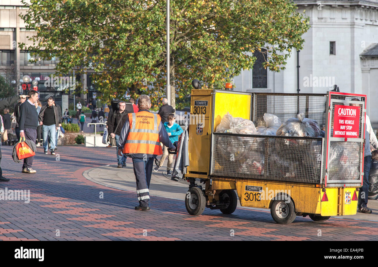Il personale del consiglio riscuote dai cestini in Centenary Square Birmingham, Inghilterra, Regno Unito Foto Stock