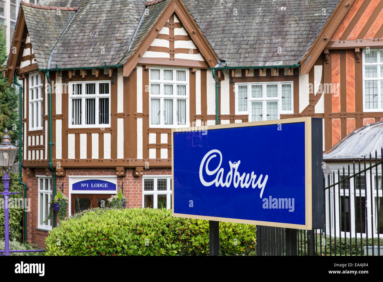 Edifici originali presso la fabbrica Cadbury in Bournville, Birmingham, Inghilterra, Regno Unito Foto Stock