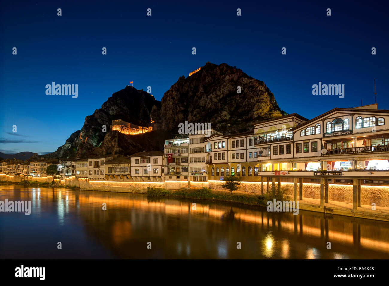 La città di Amasya sulle rive del fiume Yesilirmak, Turchia Foto Stock