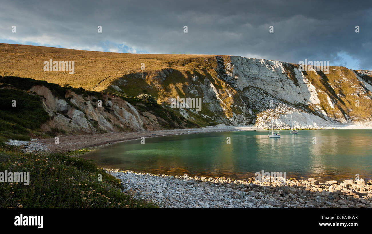 Una barca a vela di ancoraggio nel Mupe Bay, Dorset, Inghilterra Foto Stock