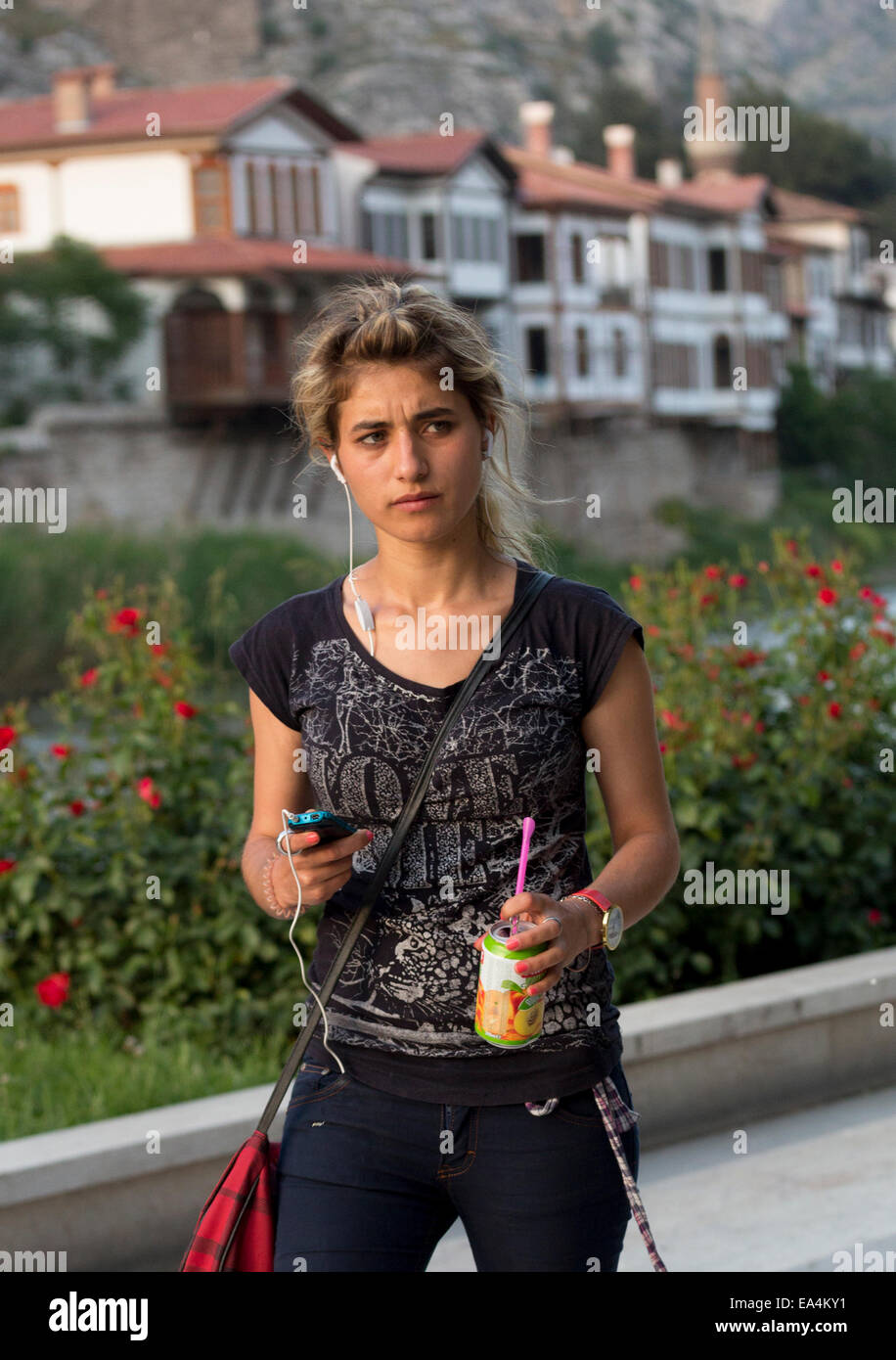 Moderna di una ragazza turca di passeggiare in Riverside park, Amasya, Turchia Foto Stock