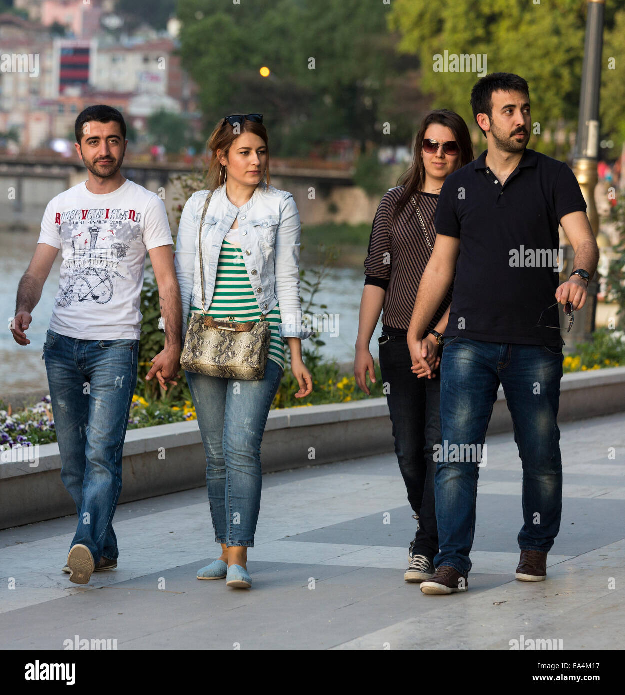 Due moderne coppie turco passeggiando in Riverside park, Amasya, Turchia Foto Stock