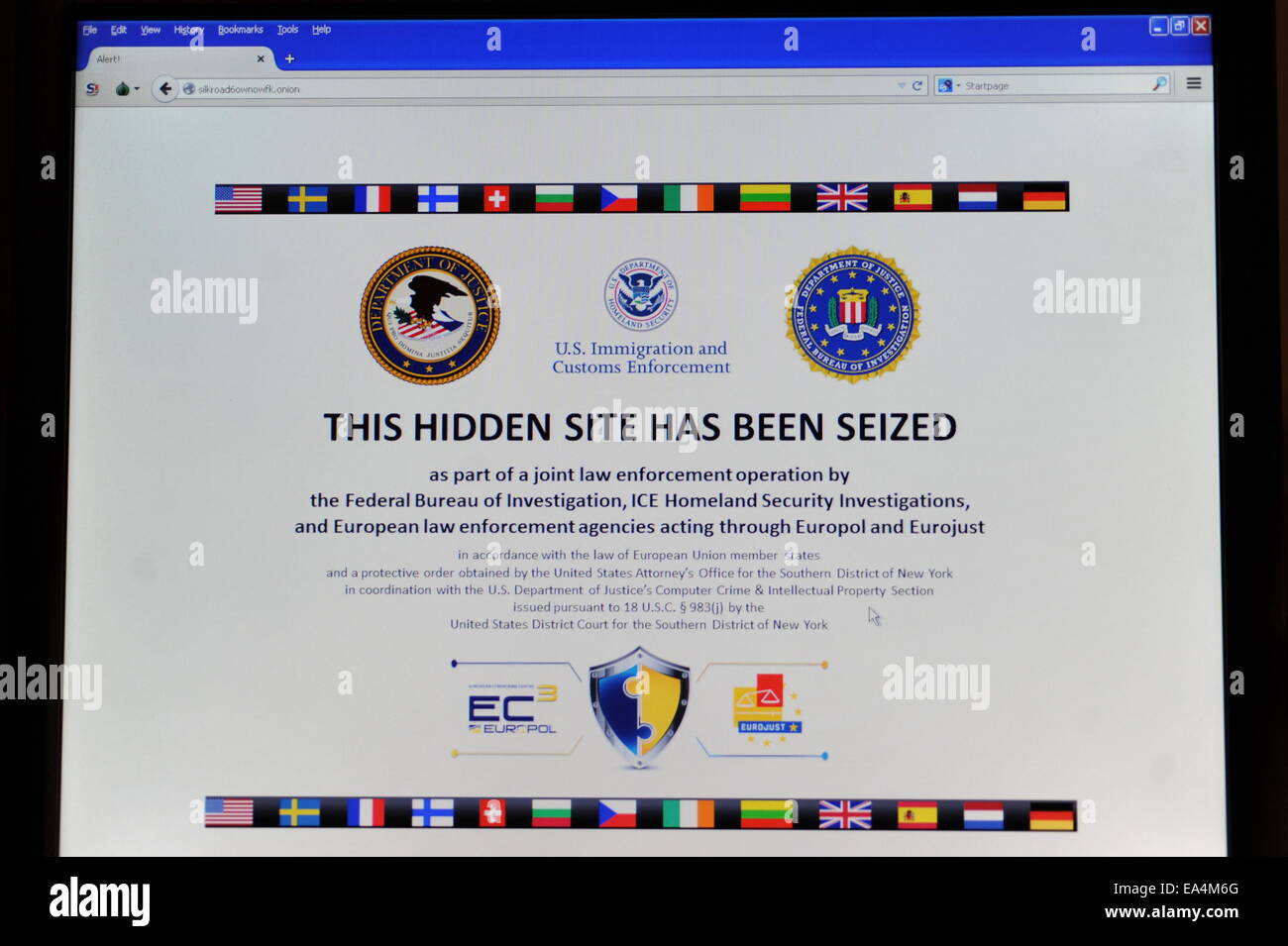 Silk Road versione 2.0, il risorto marketplace per il commercio illegale di stupefacenti e il contrabbando di merci su internet è stato chiuso dalle autorità usa una seconda volta. Un arresto di 26 anno di età presunta operatore del sito, in San Fransico, ha scatenato un'indagine e la comparsa di un takedown preavviso da parte della FBI e Europol. Questo a seguito di un mandato di arresto simile e takedown lo scorso anno. Screengrab della Via della Seta takedown preavviso. Giovedì 6 novembre 2014. Credito: David Colbran/Alamy Live News Foto Stock