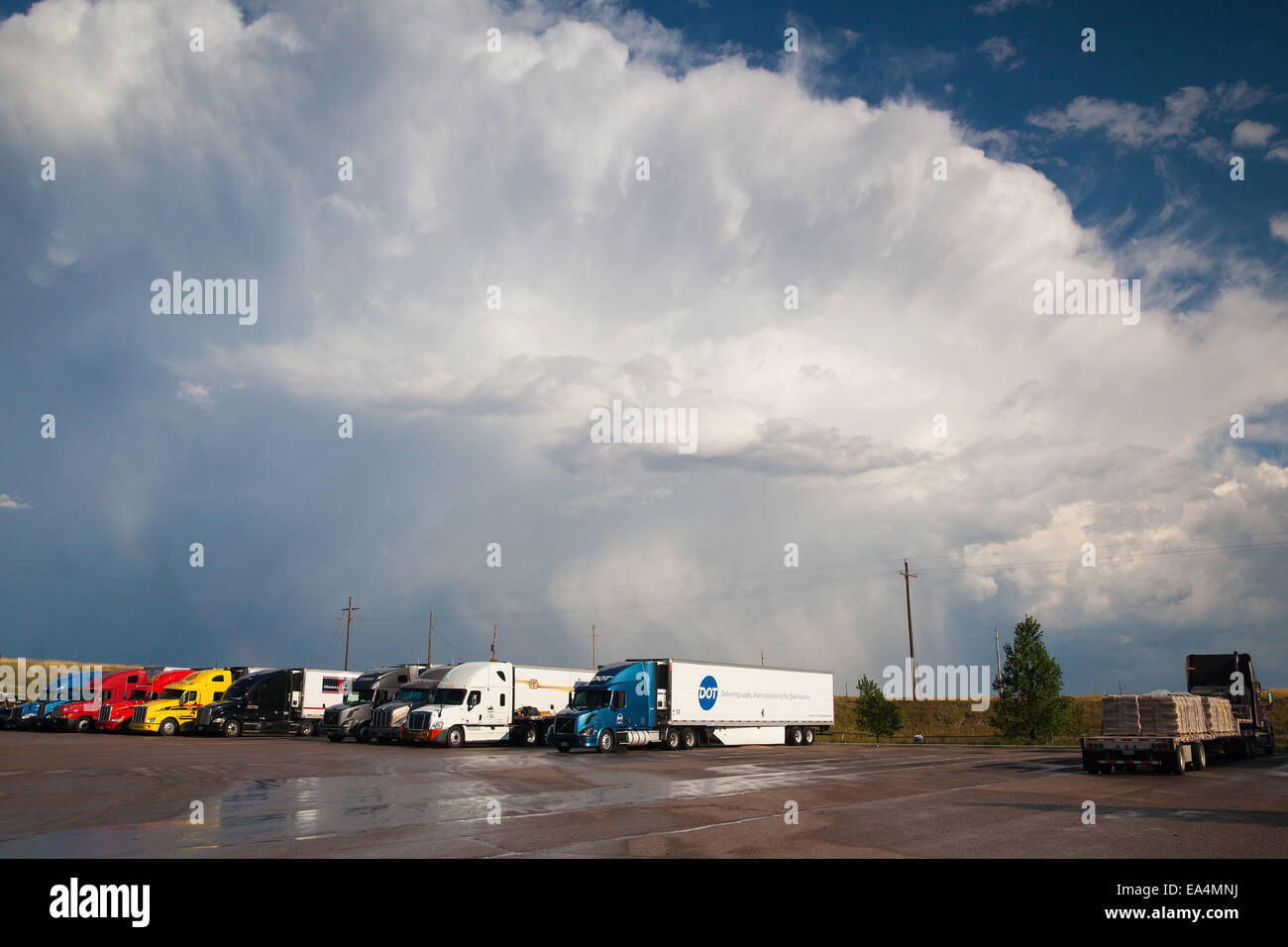 WYOMING,USA - luglio 27,2013: tipico camion americani su un posto di parcheggio prima di tempesta pesante nel Wyoming Foto Stock