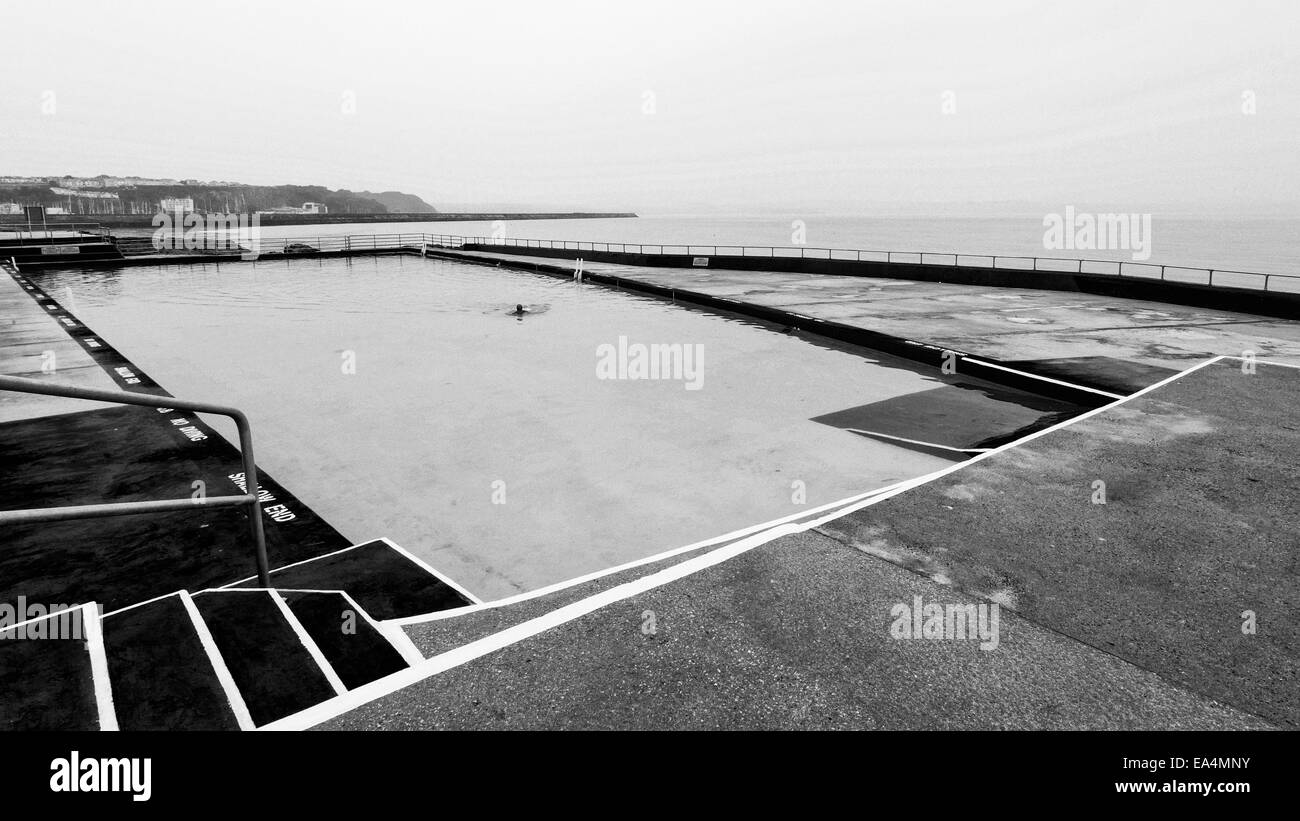 Immagine in bianco e nero di Shoalstone piscina in Brixham, su dell'ultima acqua di mare Lido (piscina esterna) in Gran Bretagna Foto Stock