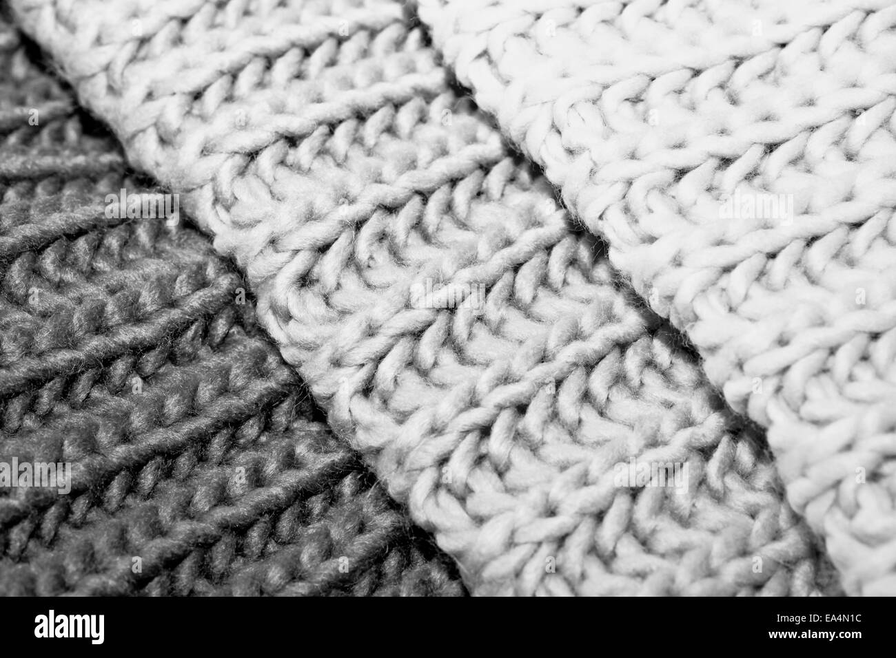 La lana in sfumature di bianco, grigio e nero Foto Stock