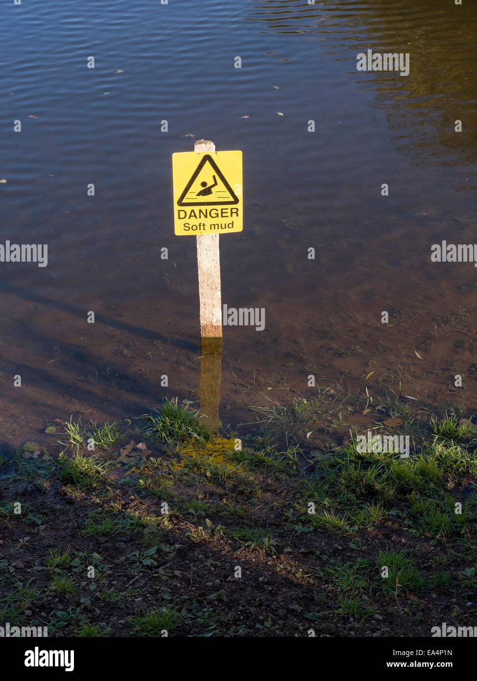 Pericolo fango morbido segno di avvertimento, Staunton Harold serbatoio, Derbyshire, England, Regno Unito Foto Stock