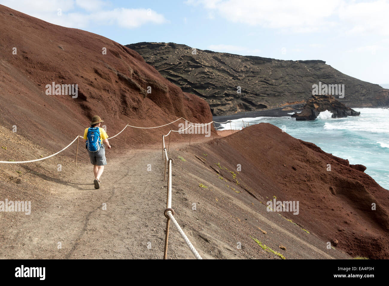 La donna a piedi il sentiero costiero a El Golfo, Lanzarote, Isole Canarie, Spagna Foto Stock