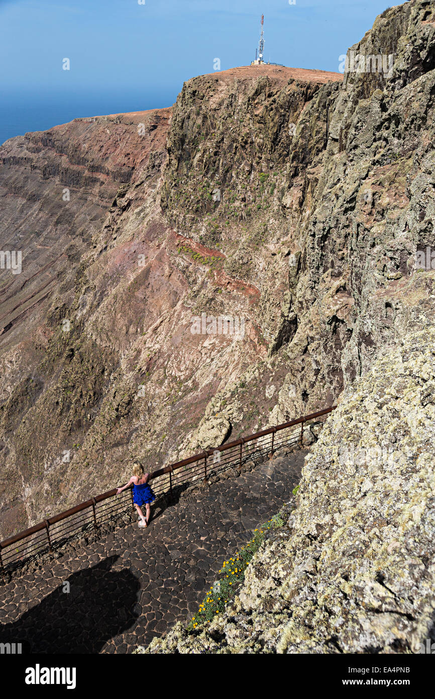 Donna sulla terrazza che si affaccia a vista, Mirador del Rio, Lanzarote, Isole Canarie, Spagna Foto Stock