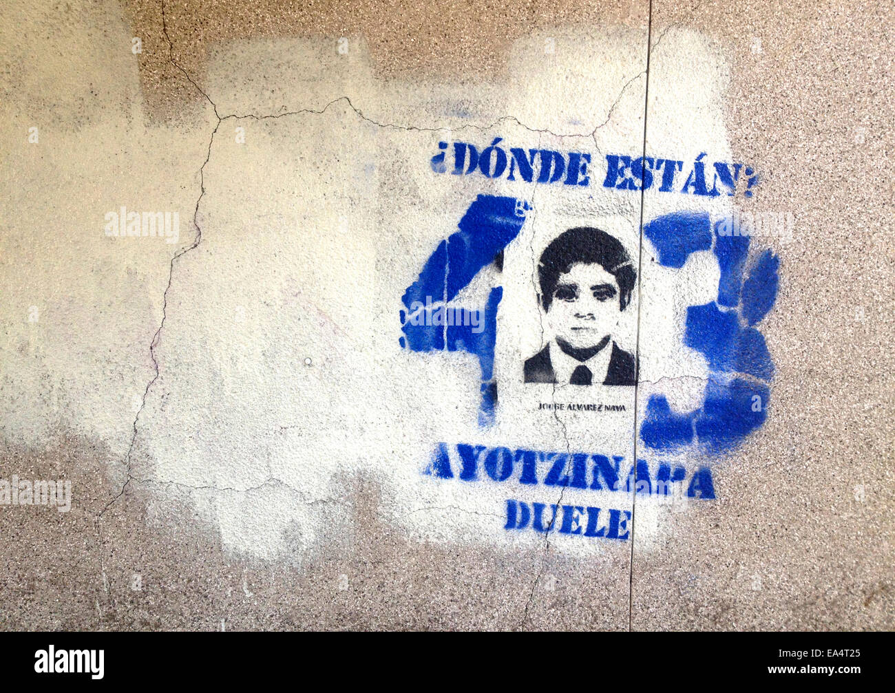 Città del Messico. 6 Novembre, 2014. Un ritratto di studente mancante Antonio Santana è visualizzato in Reforma Avenue in Città del Messico chiedendo giustizia per la scomparsa di 43 studenti dalla scuola di Ayotzinapa nello Stato di Guerrero. 43 insegnanti studenti del college sono scomparsi nel corso di un mese fa, quando gli investigatori dire polizia arrestati gli studenti e li diede in mano di un farmaco pista.Foto scattata il 6 novembre 2014. Credito: Chico Sanchez/Alamy Live News Foto Stock